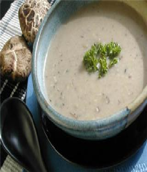 Kruidige soep met gemengde paddenstoelen